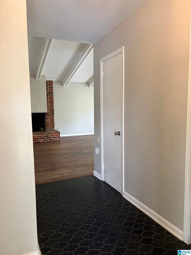 Building Photo - 933 Garrett Dr