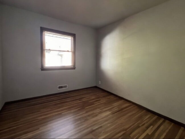 Building Photo - 993 Oriole Dr