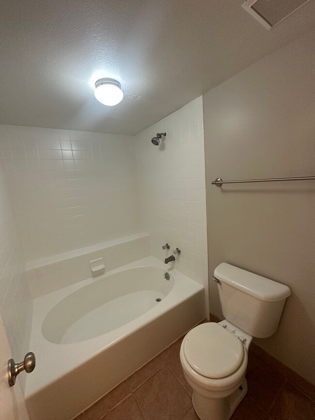 Building Photo - Spacious 2bed/2bath Apartment in unit W/D!