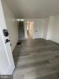 Building Photo - 108 E Cedar St