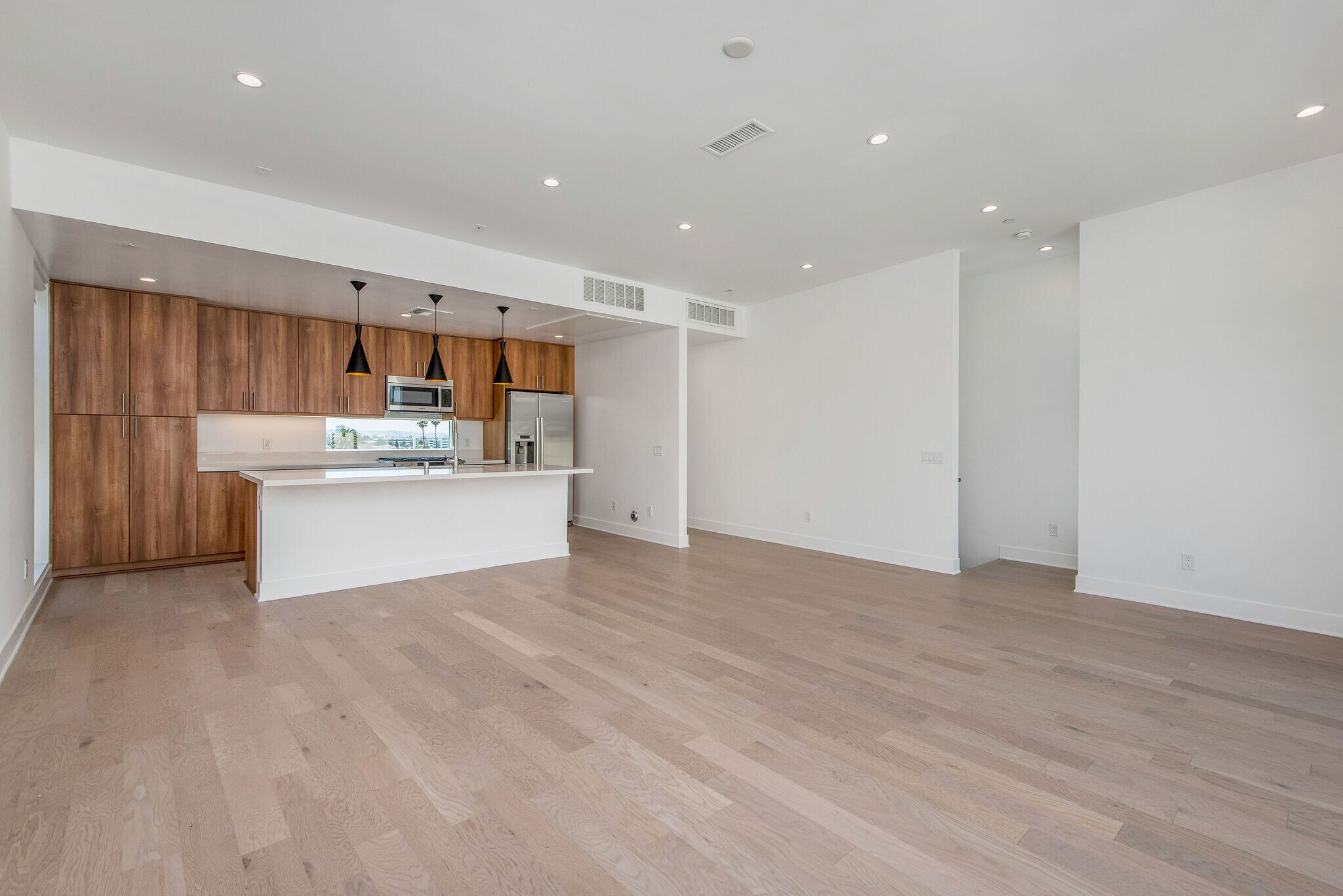 Building Photo - 857 1/2 Hyperion Ave