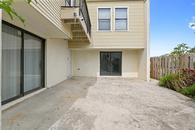 Building Photo - 1606 Shaker Cir