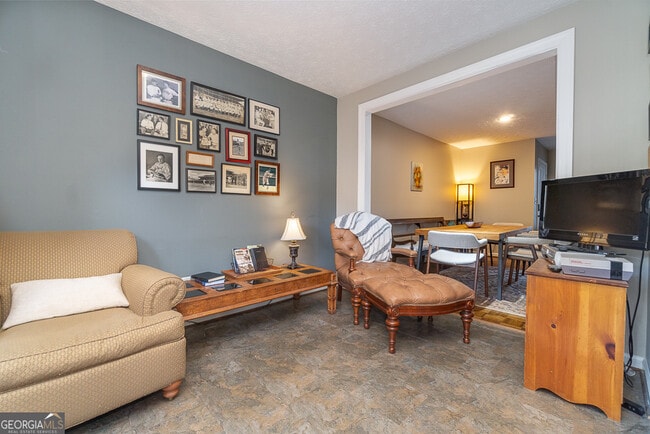 Building Photo - 302 Cedar Chase Cir NE