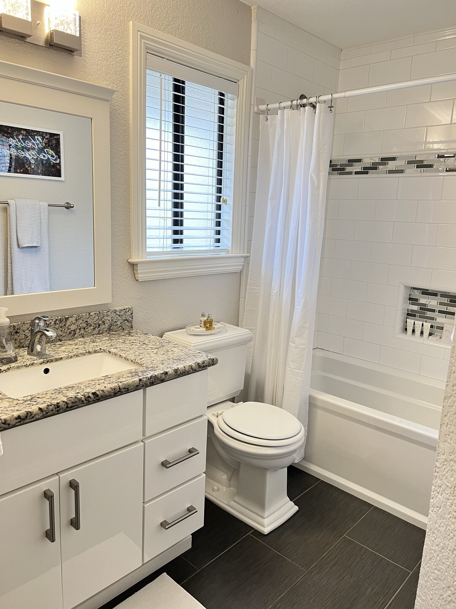 Upstairs primary full bath - 1905 Windmill Cir