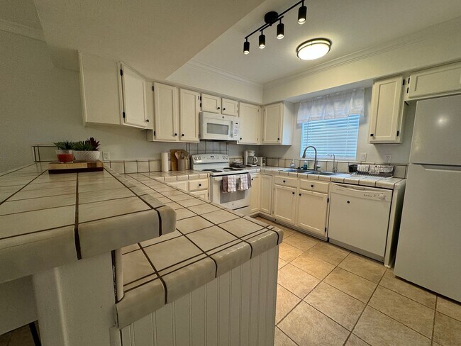 Building Photo - 2 BR Furnished Condo on the Colorado River with Utilities included