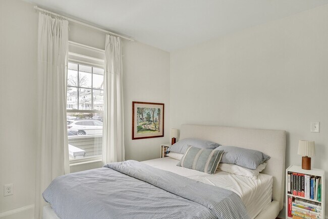 Building Photo - 266 Belmont St