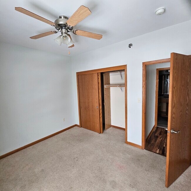 Building Photo - 16925 Stonewall Dr