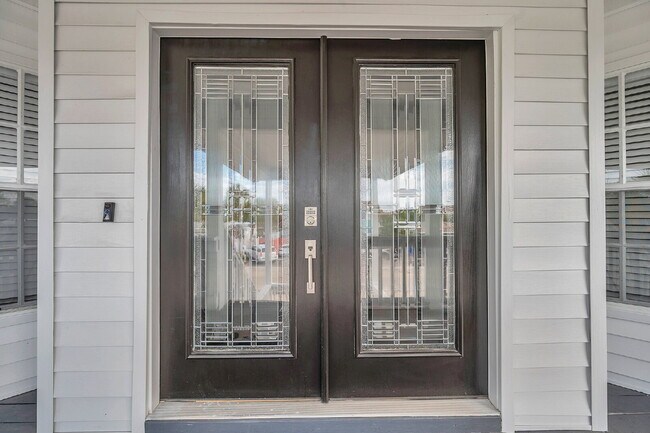 Building Photo - FURNISHED AVAILABLE JANUARY 2026. Beach Re...