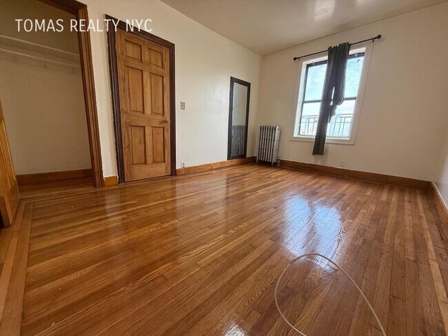 Building Photo - 710 E 235th St