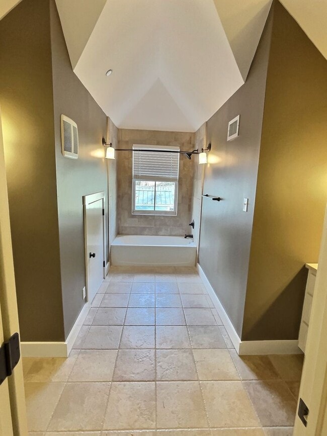 Building Photo - Commercial/Residential 3 Bedroom 3 Bath Cottage Close to Downtown Ocean Springs