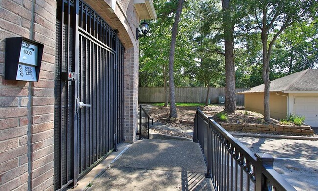 Building Photo - 6607 Lake Woodlands Dr