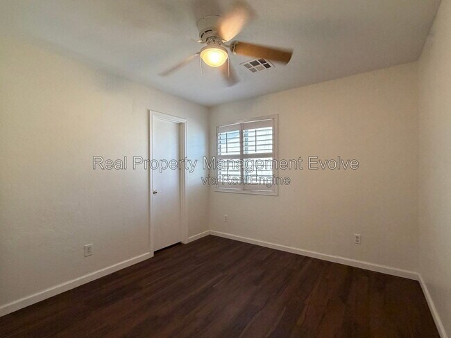Building Photo - 6903 W Lawrence Ln