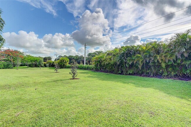 Building Photo - 7120 Hialeah Ln