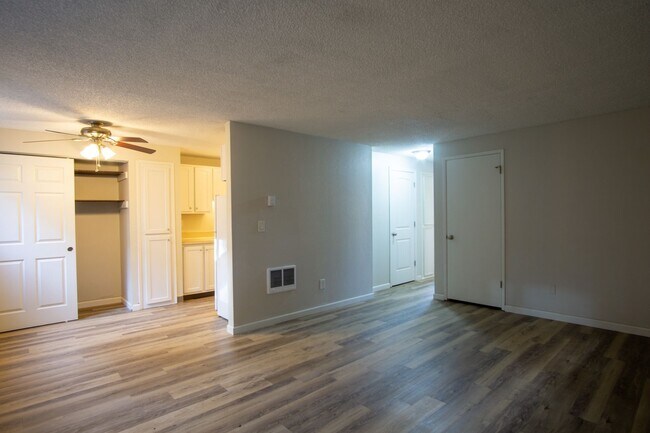 Building Photo - Ground Floor 2 Bdr Close to the Heart of Multnomah Village!