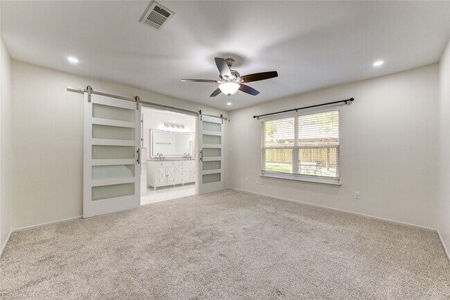 Building Photo - 2114 River Village Dr