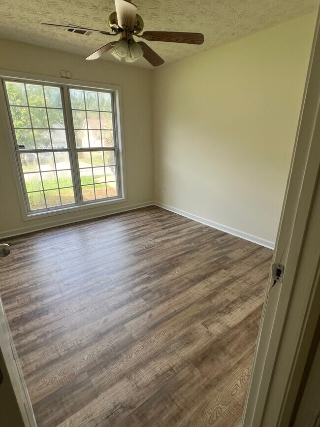 Building Photo - 1065 Hillary Ln