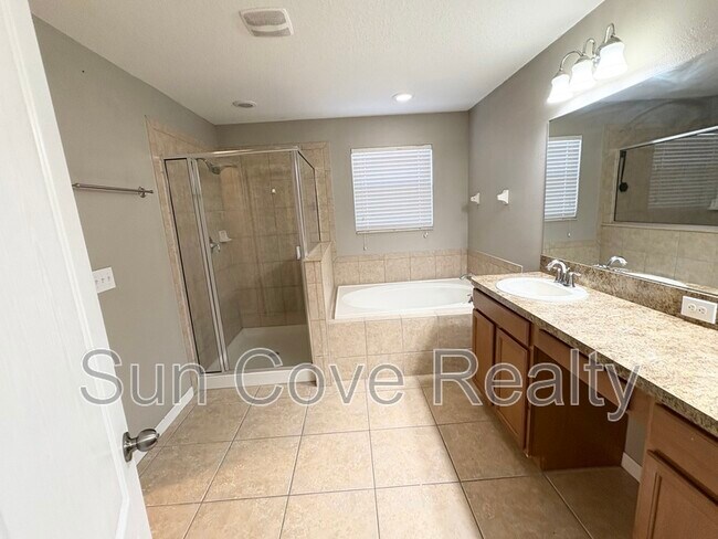 Building Photo - 2111 Roanoke Springs Dr