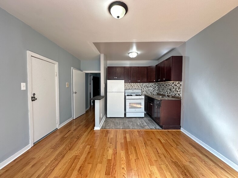 Building Photo - 5662 N Ridge Ave