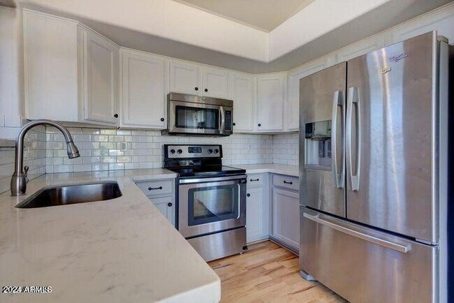 Building Photo - 2131 S Peppertree Dr