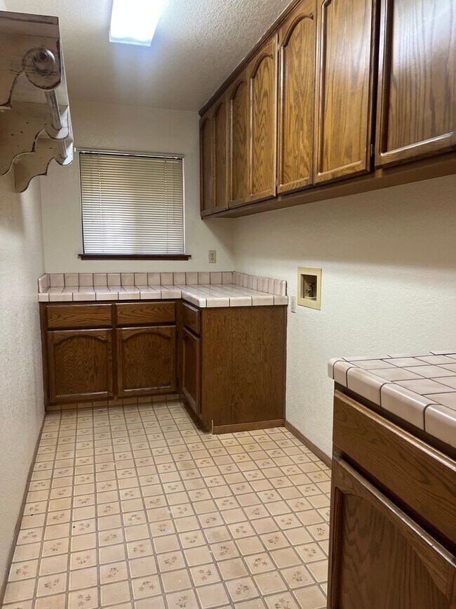 Building Photo - 3 BEDROOM/2 BATH EAST ROSEVILLE BEAUTY W/P...