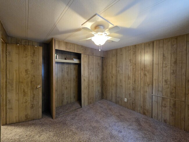 Building Photo - 2800 S White Mountain Rd