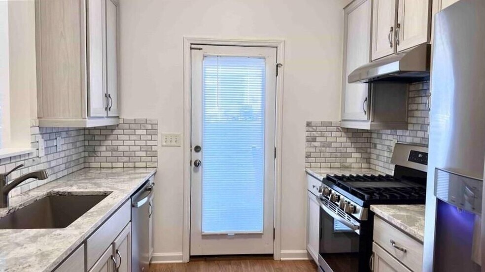 Building Photo - 6243 Shoreview Cir