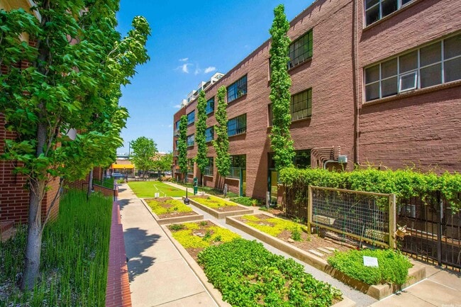 Building Photo - 315 Rock St