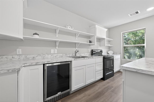 Building Photo - 154 Lakeview Dr