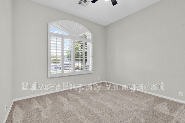 Building Photo - 1550 N Robin Ln