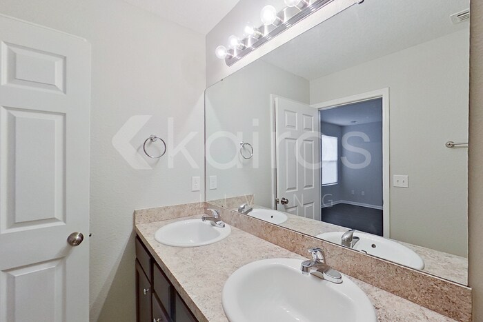 Building Photo - 1335 Mull St