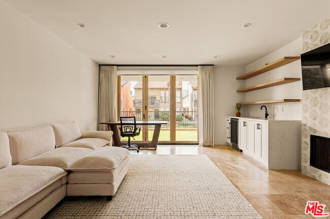 Building Photo - 3807 Vía Dolce