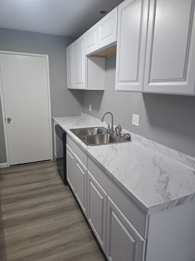 Building Photo - Large 1 Bed 1 Bath Condo