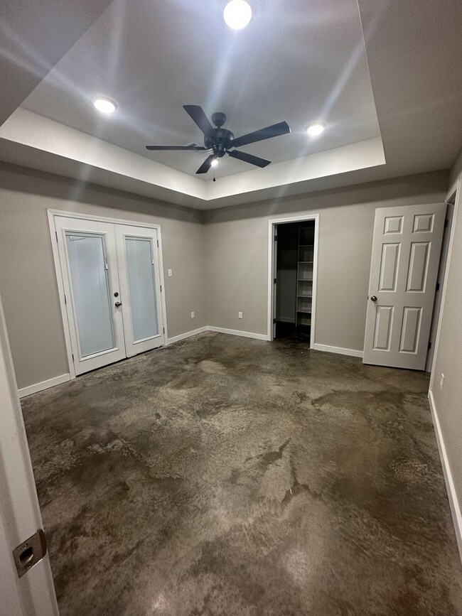 Building Photo - 3 BED 2 BATH HOUSE ON AN ACRE OF LAND! Pet...