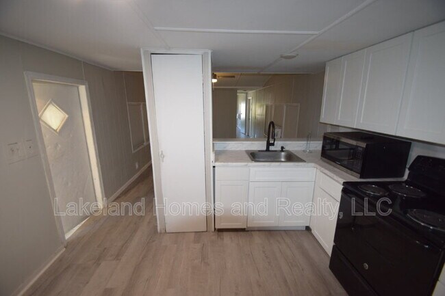 Building Photo - 4053 Bay Ave SE