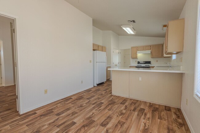 Building Photo - 3 Bedroom, 2 Bath