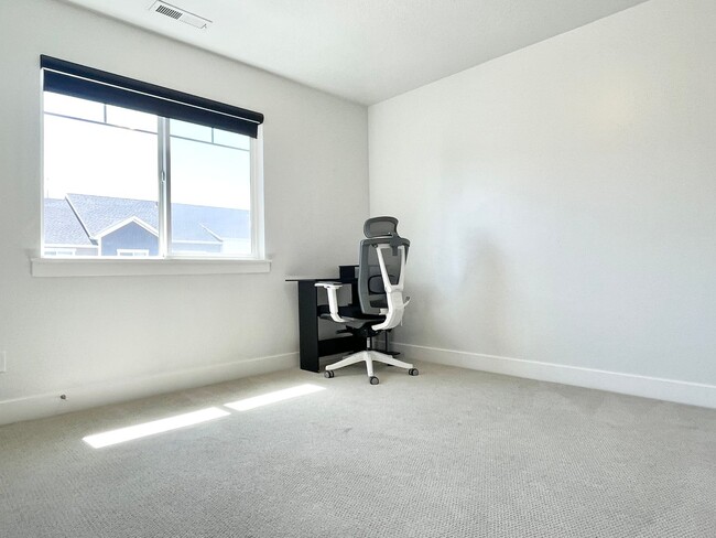 Building Photo - Modern Townhome at North Pointe Village!