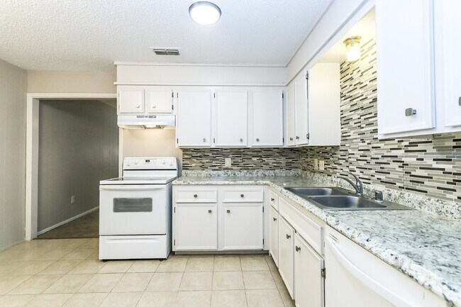 Building Photo - 2 Bedroom Duplex!