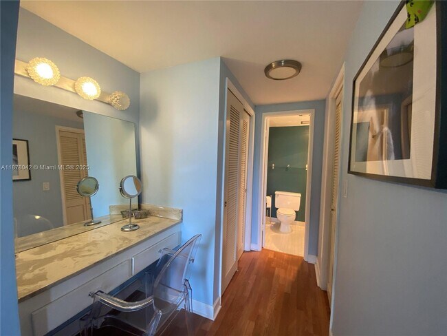 Building Photo - 4200 Hillcrest Dr