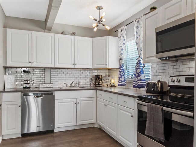 Building Photo - 3801 1st Ave S