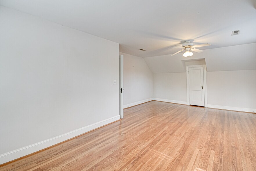 22 x 15 Master or Living Room - 1612 W 1st St