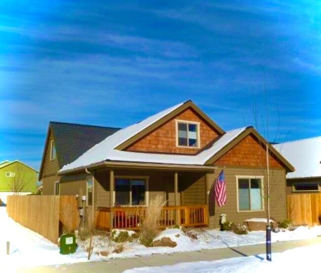 Building Photo - Custom 3-Bedroom with Fenced Yard in heart of Sisters!