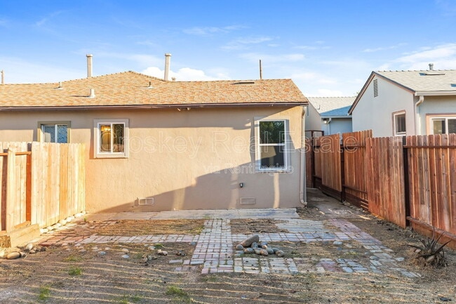 Building Photo - 365 W 12th St