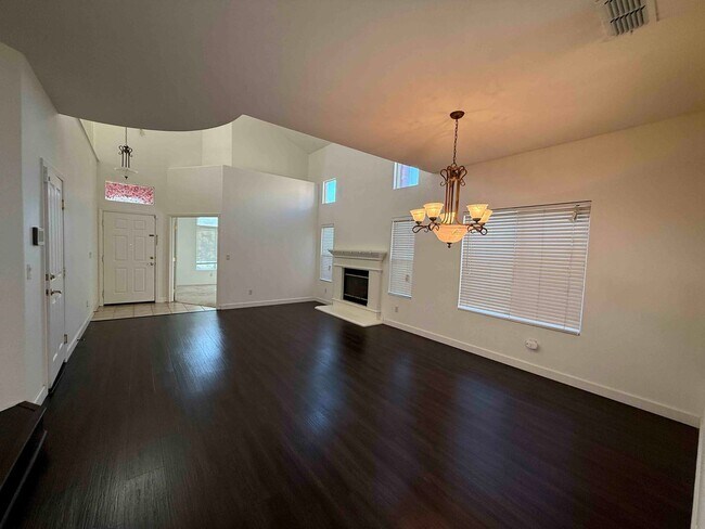 Building Photo - Spacious Cresleigh Ranch Home Near Schools...