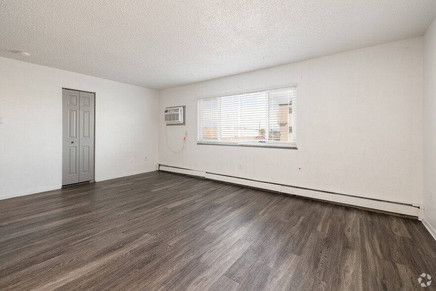 1BR, 1BA - 800SF - Living Room - 1936 Vinewood Apartments