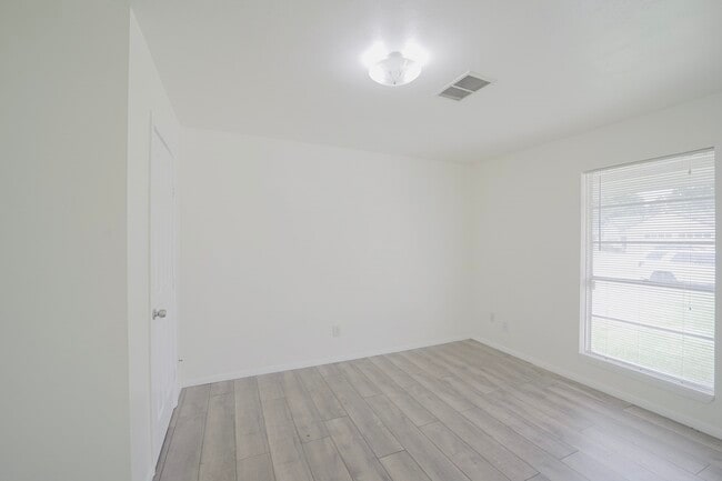 Building Photo - 9811 Mango St