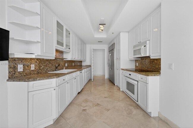Building Photo - 808 Brickell Key Dr