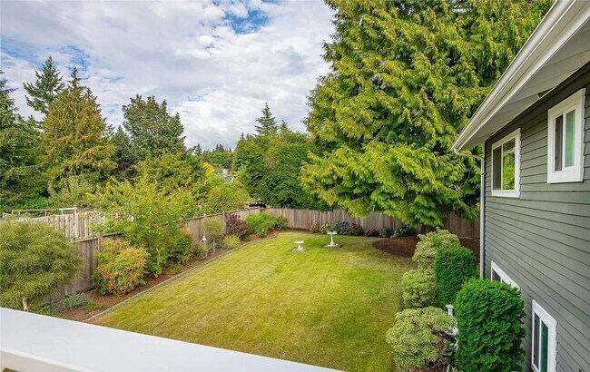 Building Photo - Beautiful Home with 4 Bedrooms and 2 Bathrooms Available in September!