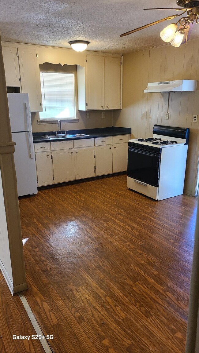 Building Photo - 2017 Winona Ave