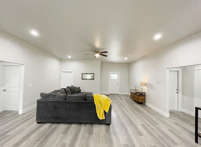 Building Photo - Cozy 4bd 2ba near Choctaw Casino