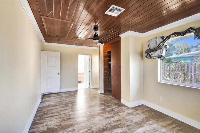 Building Photo - 820 SE 4th Ave